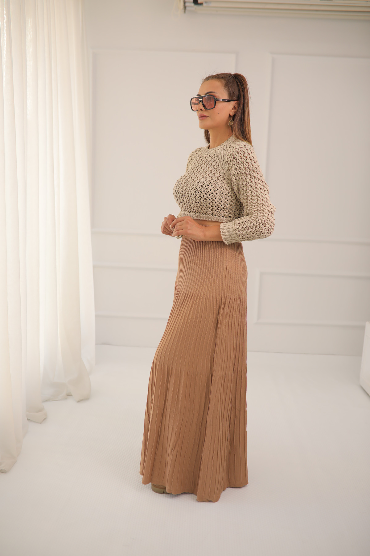 SIRT DEKOLTELİ BEJ CROP KAZAK