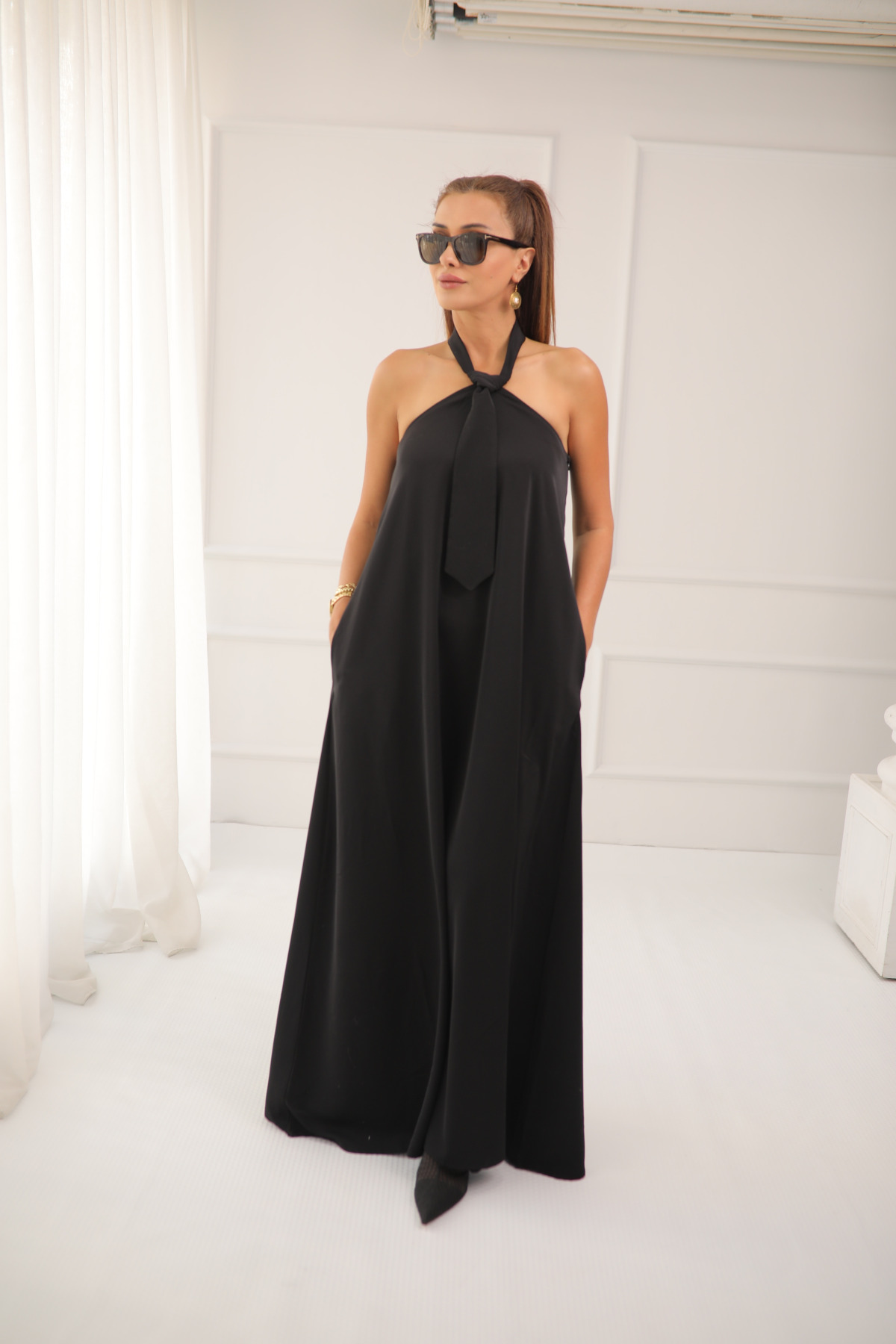 KRAVAT DETAYLI SIRTI AÇIK TASARIM ELBİSE