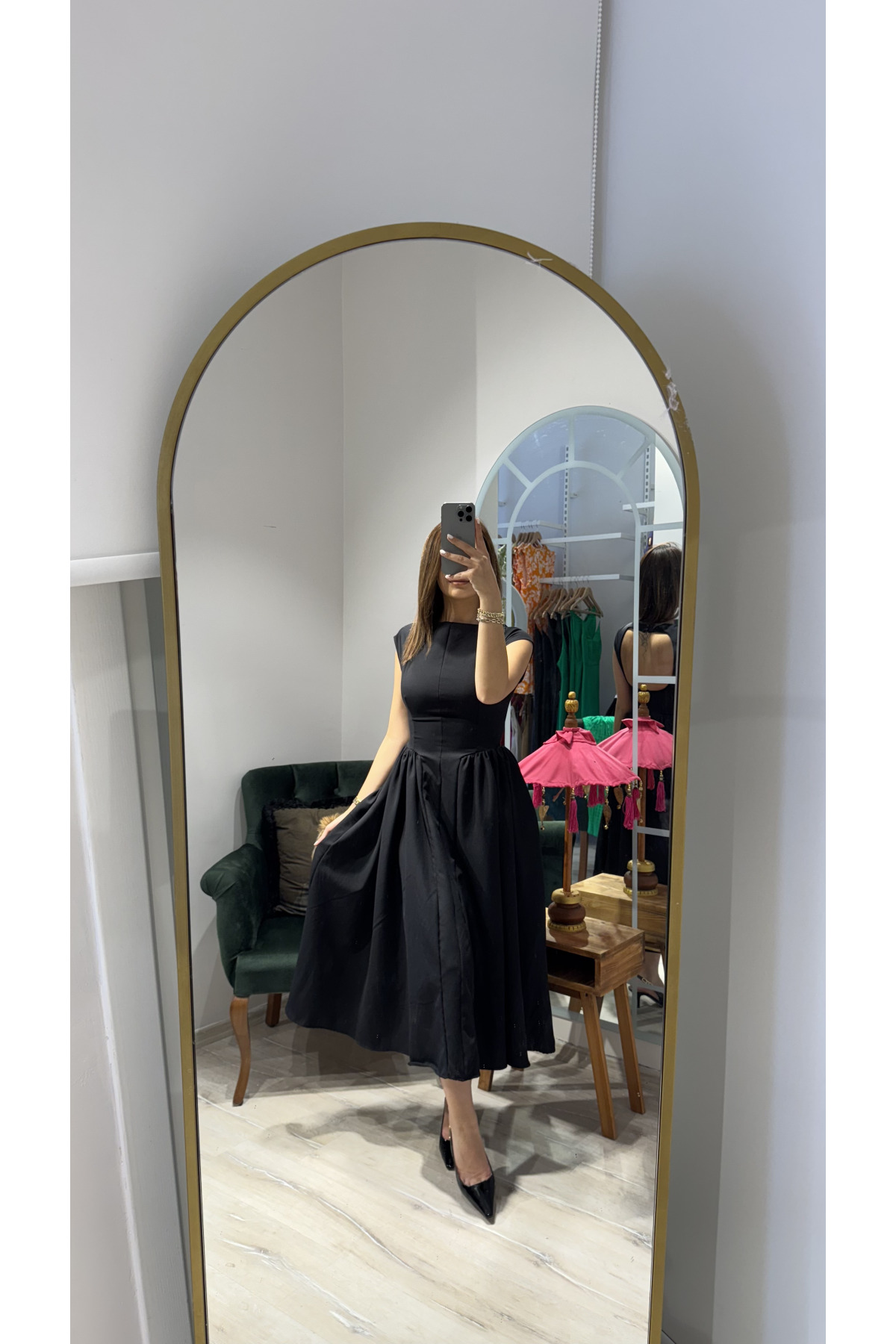 SİYAH SIRTI AÇIK MİDİ ELBİSE